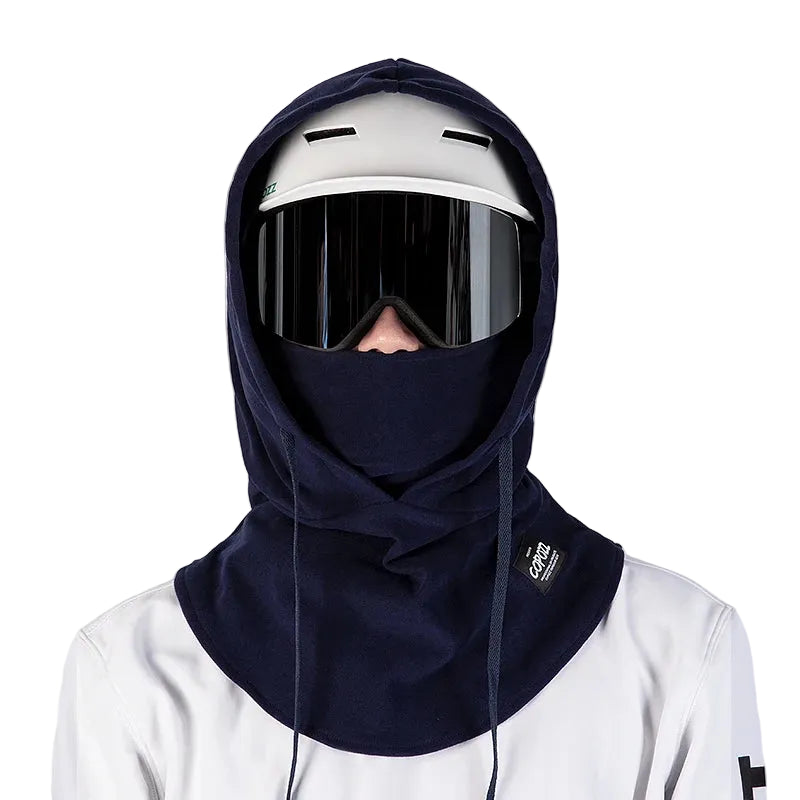 Cagoule Hiver Bleue porter par un homme sur un fond blanc