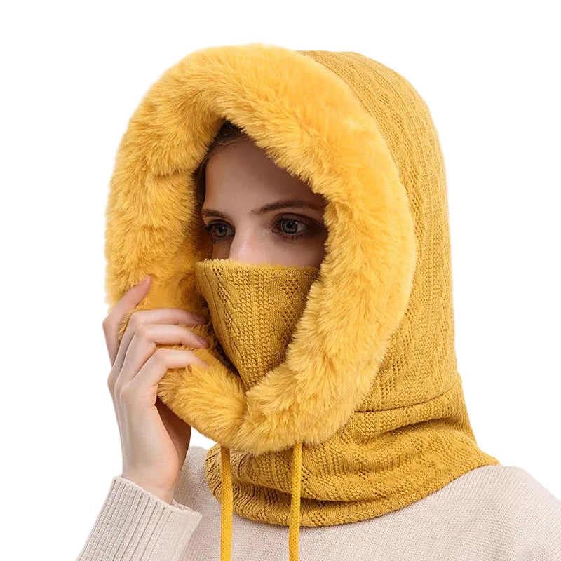 Cagoule Neige Jaune sur fond blanc porter par une femme