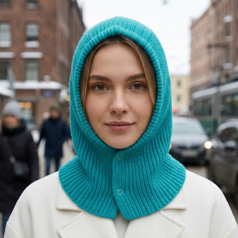 Cagoule Femme Bleue portée en extérieur