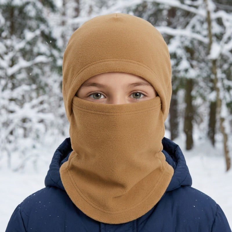 Cagoule Garçon Marron portée en extérieur