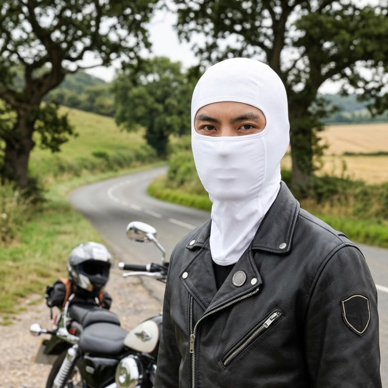 Cagoule Moto Blanche portée en extérieur