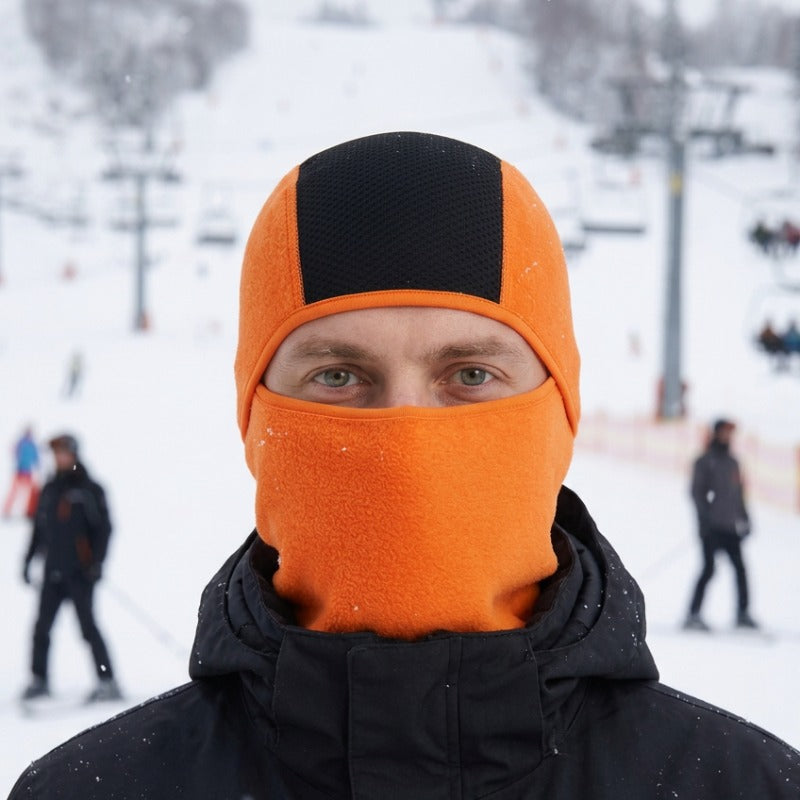 Cagoule Ski Orange portée en extérieur