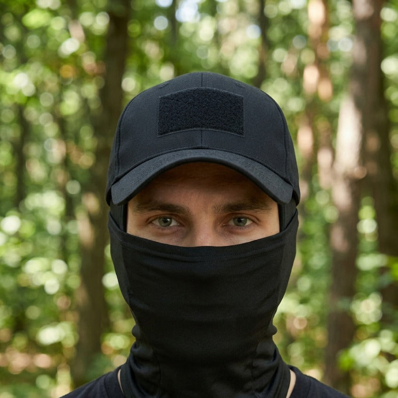 Cagoule Soldat Noire portée en extérieur