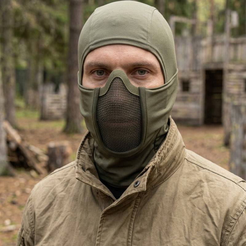 Cagoule Tactique Verte portée en extérieur