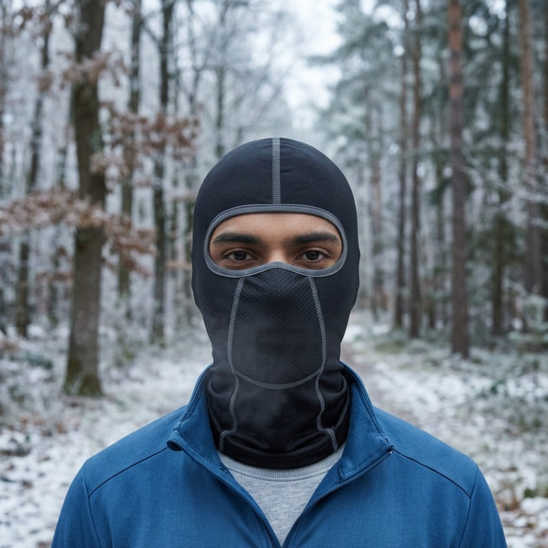 Cagoule Ventilée Noire portée en extérieur