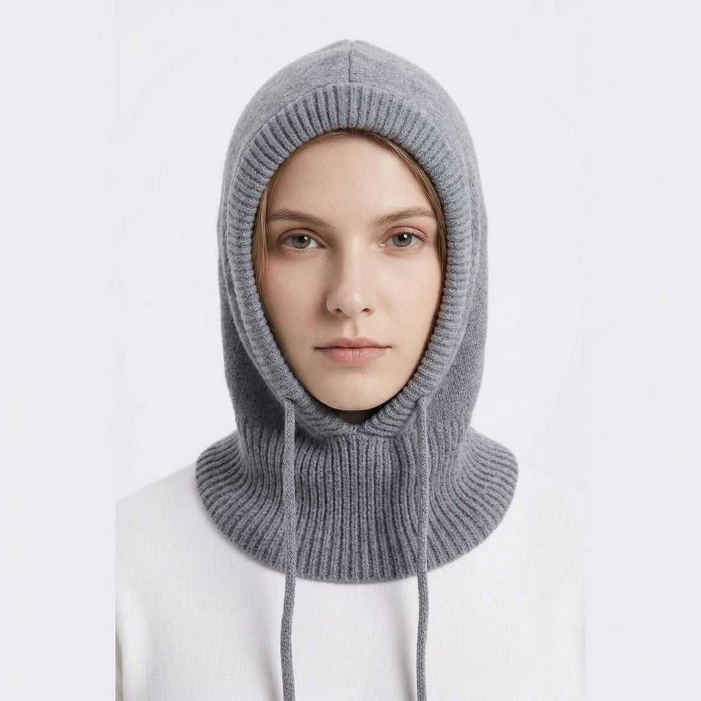 Capuche Cagoule Grise portée sur fond blanc