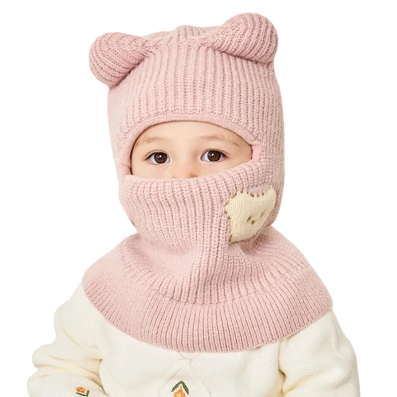 Cagoule Bébé Fille sur fond blanc porter par un bébé