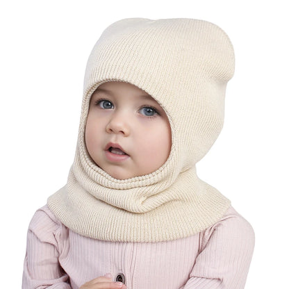 Cagoule Bébé Garçon Blanche sur fond blanc legerement de profile porter par un bebe