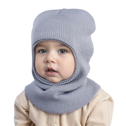 Cagoule Bébé Garçon Grise sur fond blanc legerement de profile porter par un bebe