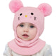 Cagoule Bébé Rose sur fond blanc porter par un bebe