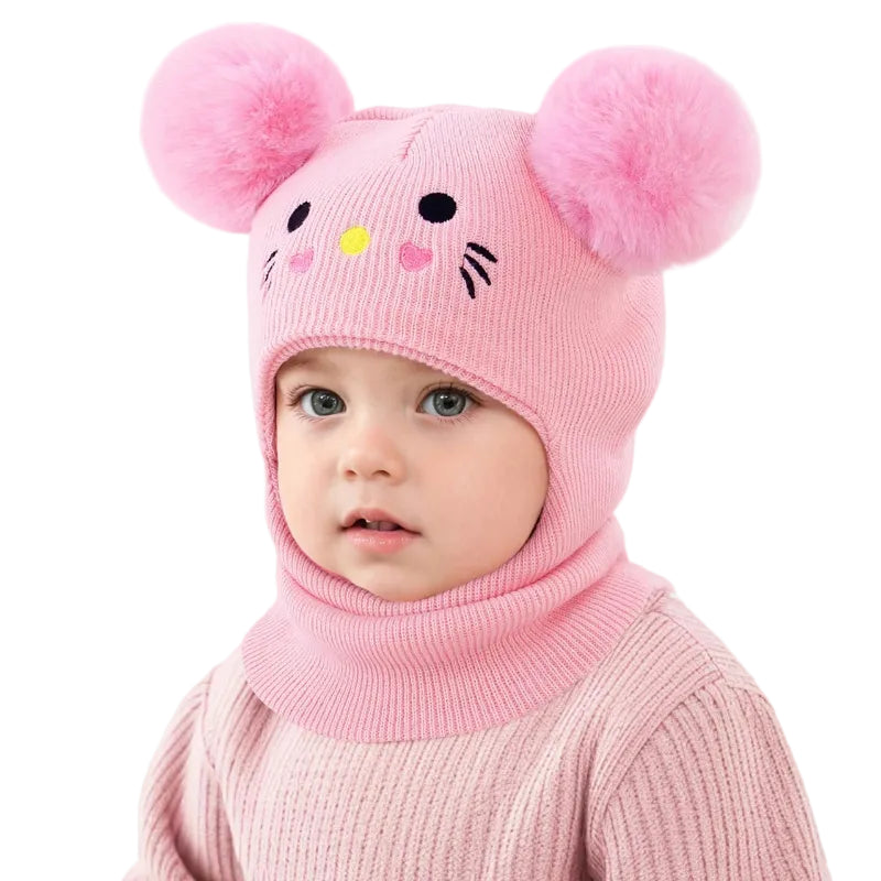 Cagoule Bébé Rose sur fond blanc porter par un bebe