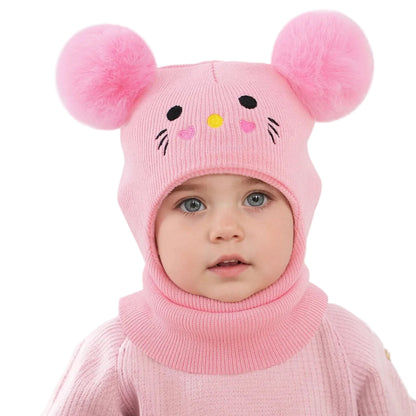 Cagoule Bébé Rose porter par un bébé sur fond blanc