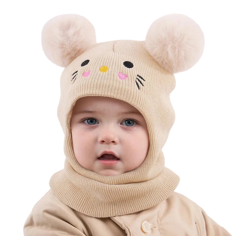 Cagoule Bébé Sable sur fond blanc porter par un bébé