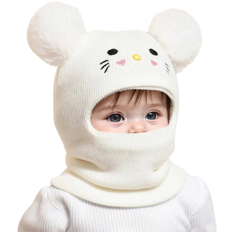 Cagoule Bébé Blanche sur fond blanc porter par un bebe