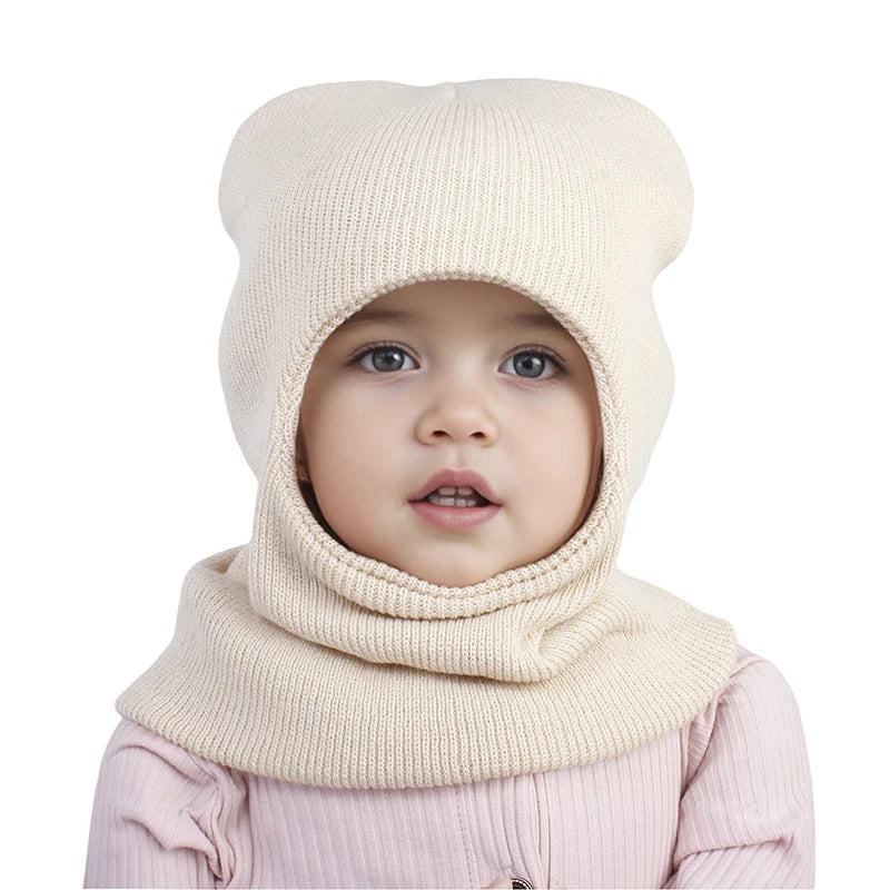 Cagoule Bébé Garçon Blanche sur fond blanc porter par un bebe