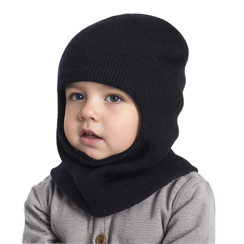 Cagoule Bébé Garçon sur fond blanc de profil porter par un bebe
