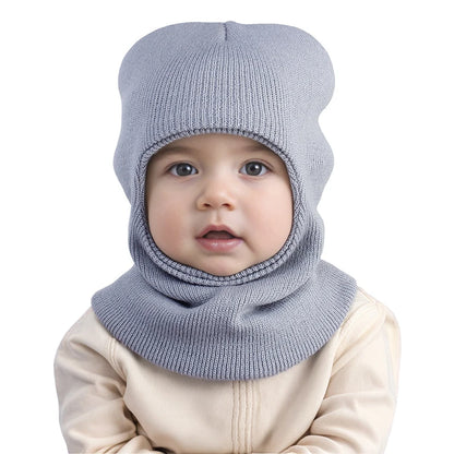 Cagoule Bébé Garçon Grise sur fond blanc porter par un bebe