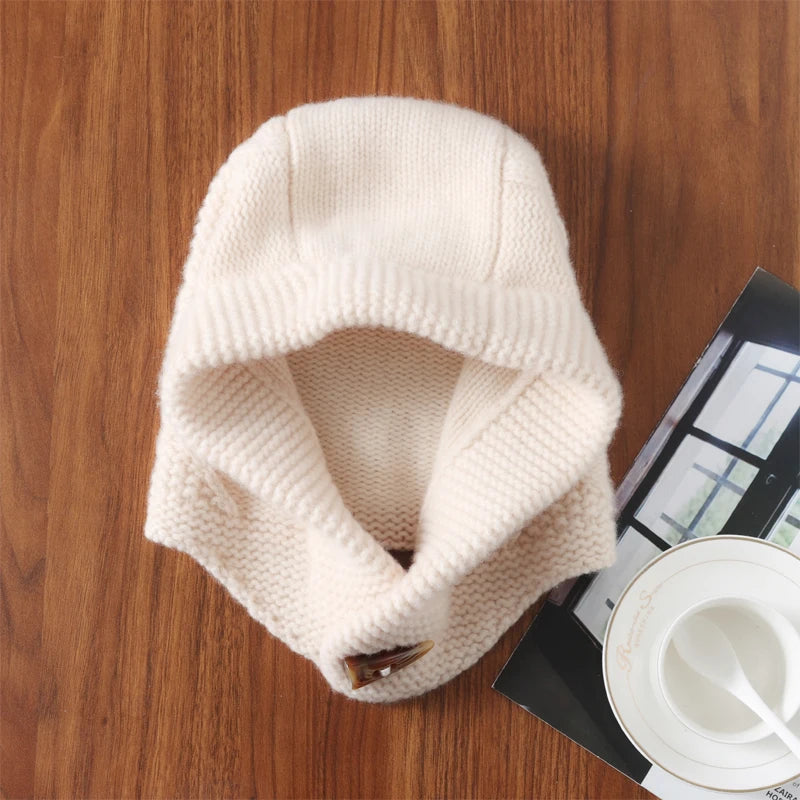 Cagoule Crochet Blanche sur table bois