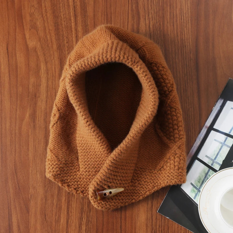 Cagoule Crochet Marron sur table bois