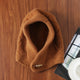 Cagoule Crochet Marron sur table bois