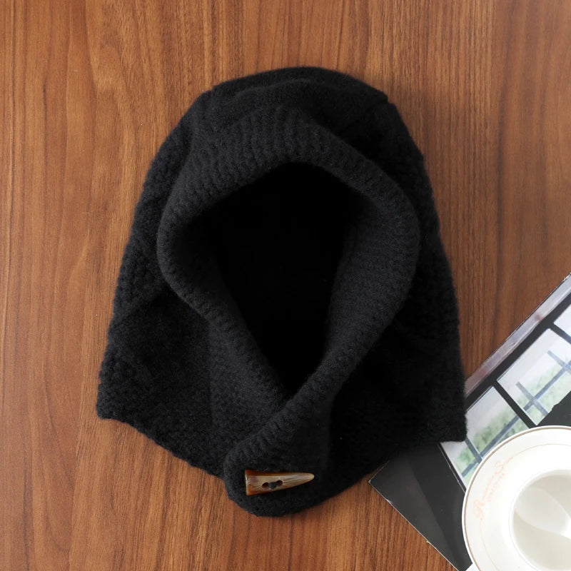 Cagoule Crochet Noire sur table bois