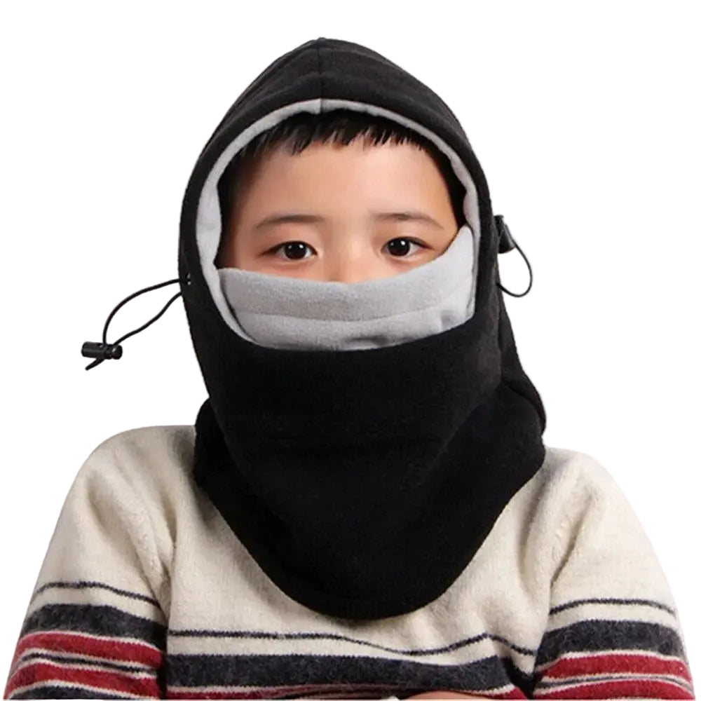 Cagoule Enfant Ski Noire porter par un enfant sur un fond blanc