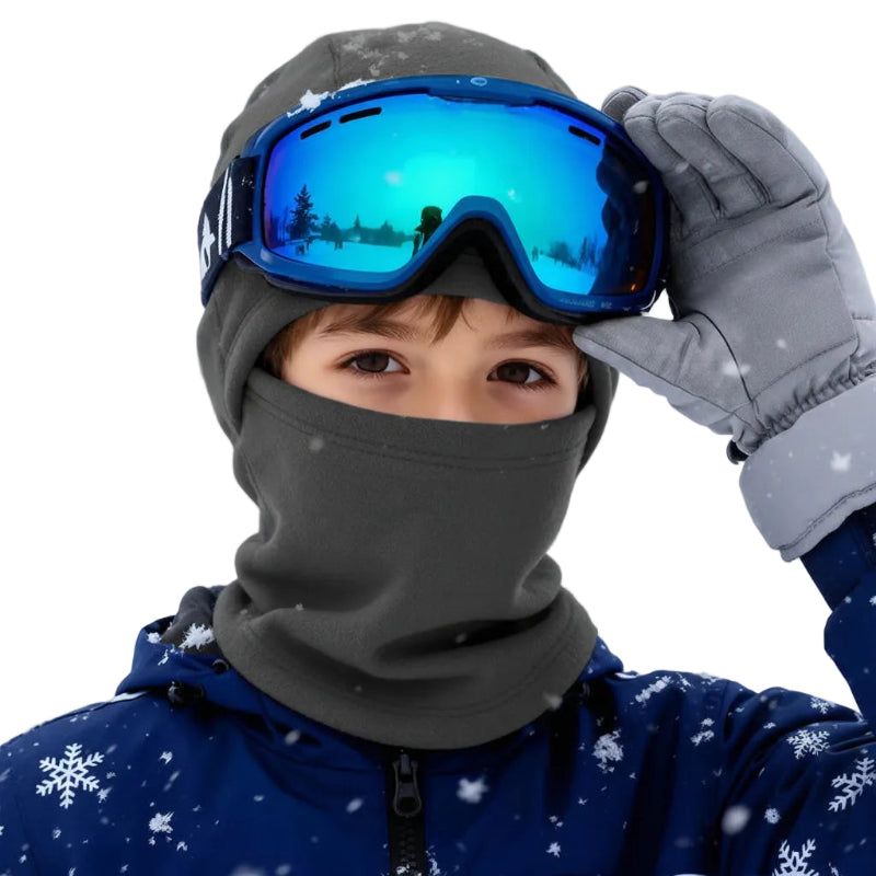 Cagoule Garçon Grise porter par un enfant sur un fond blanc