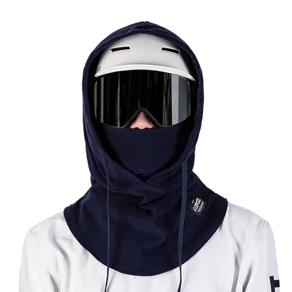 Cagoule Hiver Bleue porter par un homme sur un fond blanc

