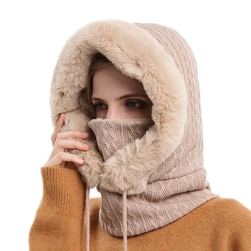 Cagoule Neige Beige sur fond blanc porter par une femme