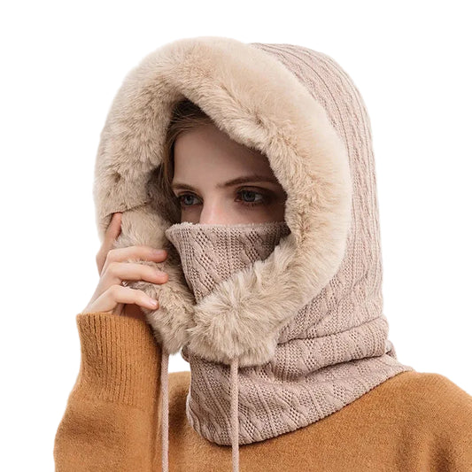 Cagoule Neige Beige sur fond blanc porter par une femme