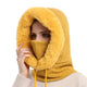 Cagoule Neige Jaune sur fond blanc porter par une femme