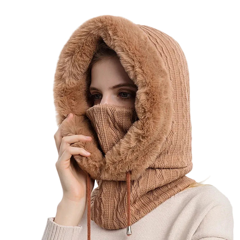 Cagoule Neige Marron sur fond blanc porter par une femme
