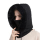 Cagoule Neige Noire sur fond blanc porter par une femme