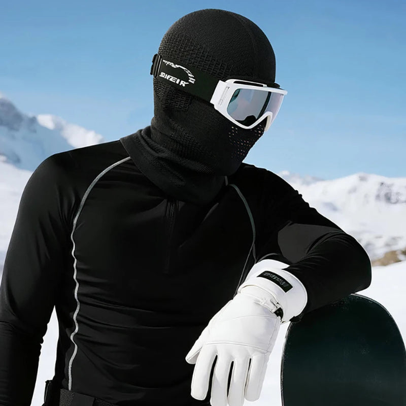 Cagoule Snowboard sur un homme sur un fond de paysage en montagne
