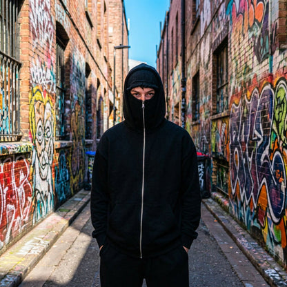 Cagoule Veste Noire portée par un homme