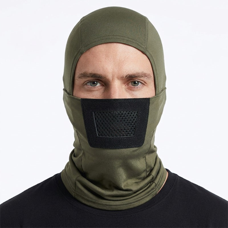 Cagoule Airsoft Verte portée sur fond blanc