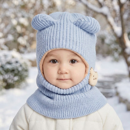 Cagoule Bébé Fille Bleue portée en extérieur