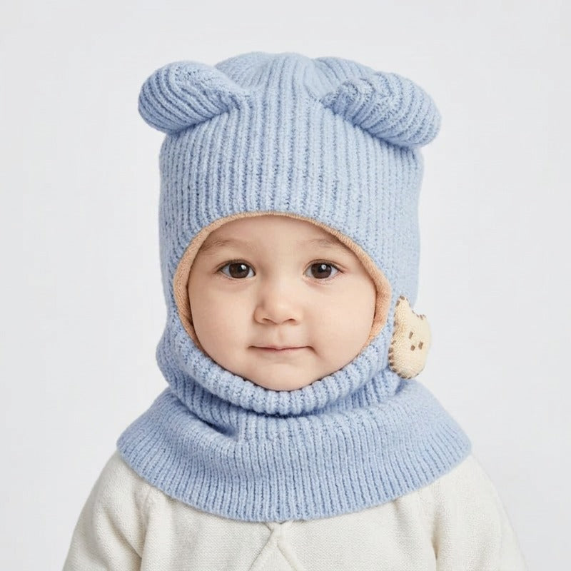 Cagoule Bébé Fille Bleue portée sur fond blanc