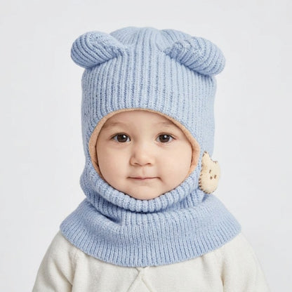 Cagoule Bébé Fille Bleue portée sur fond blanc