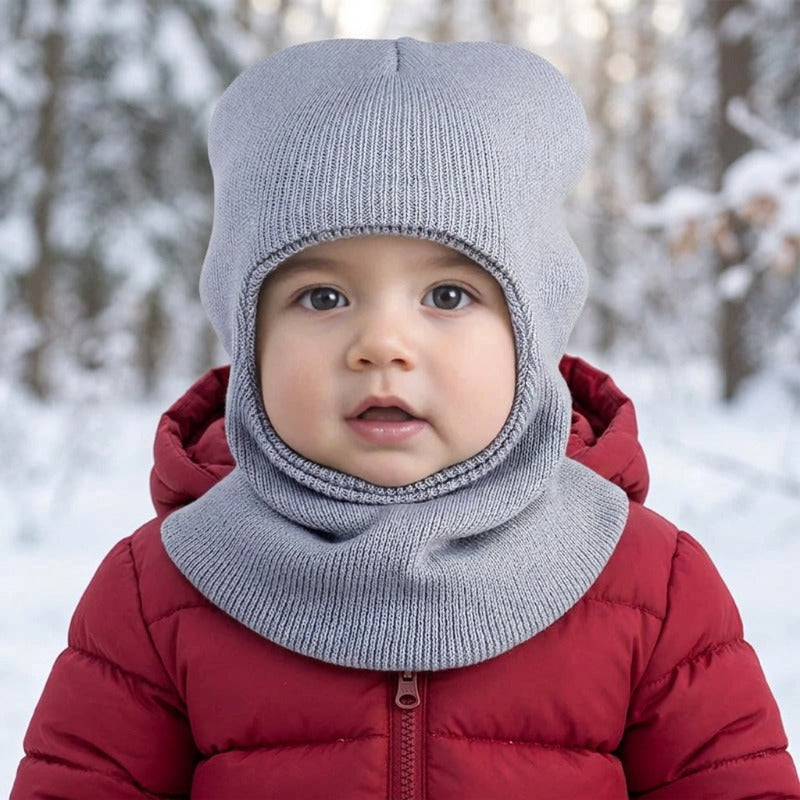 Cagoule Bébé Garçon Grise portée en extérieur