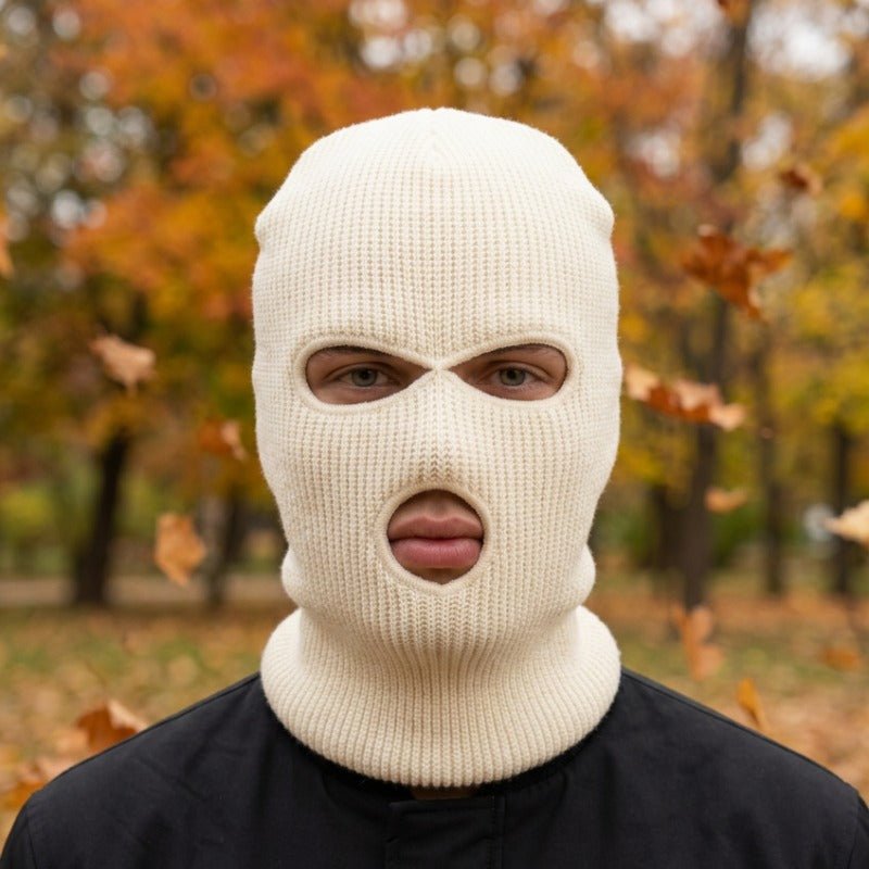 Cagoule Blanche Homme portée en extérieur
