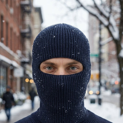 Cagoule Bleue Bonnet portée en extérieur