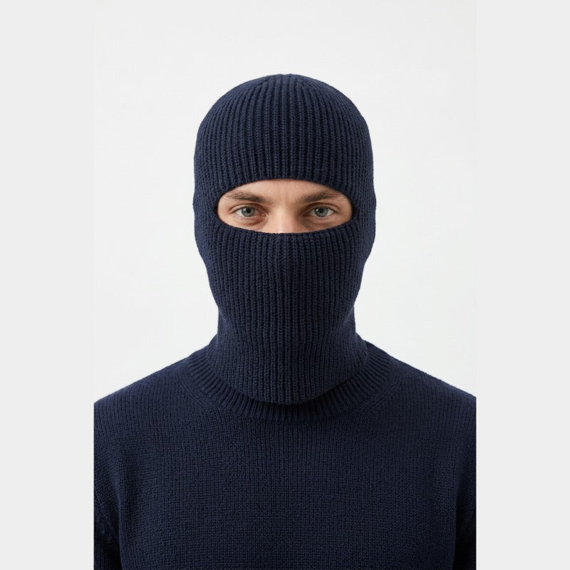 Cagoule Bleue Bonnet portée sur fond blanc