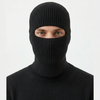 Cagoule Noire Bonnet portée sur fond blanc
