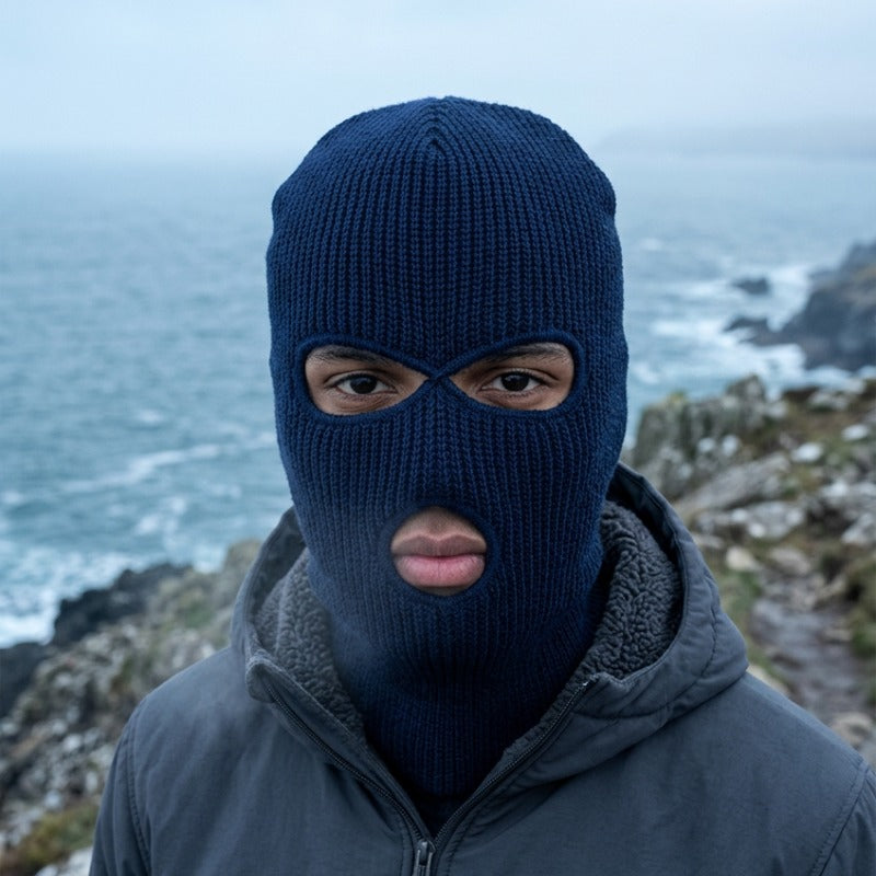 Cagoule Bleue Homme portée en extérieur