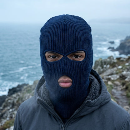 Cagoule Bleue Homme portée en extérieur