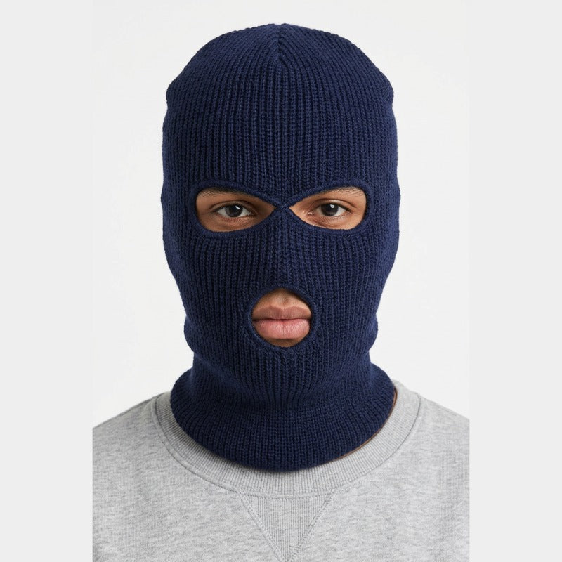 Cagoule Bleue Homme portée sur fond blanc