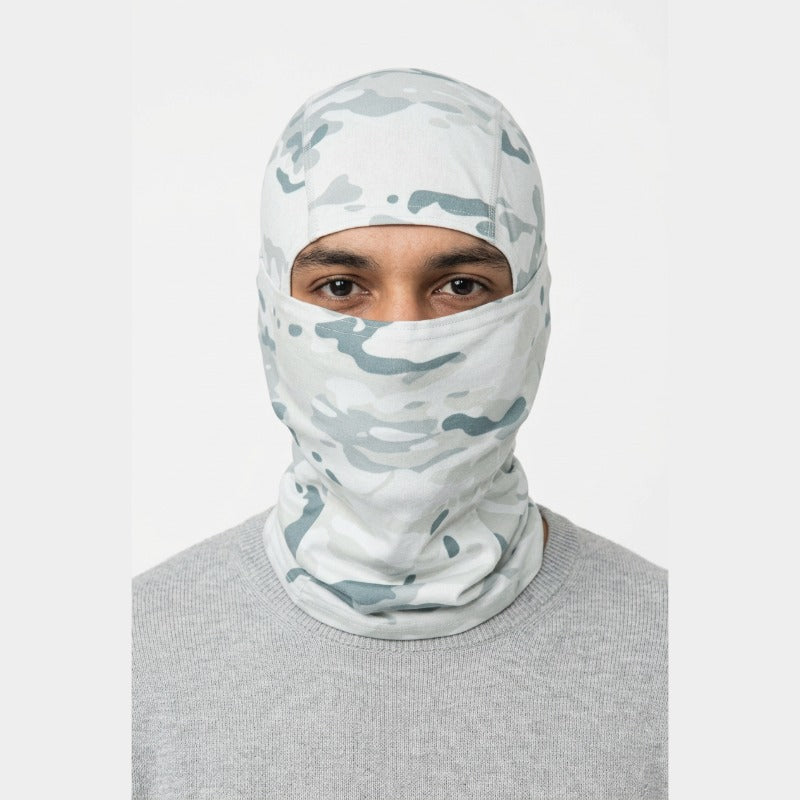 Cagoule Blizzard portée sur fond blanc