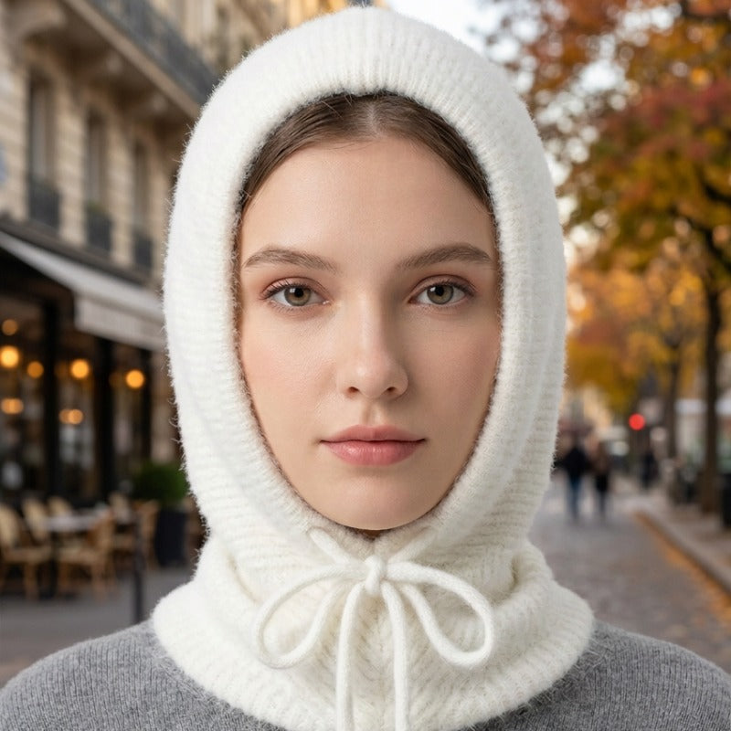 Cagoule Cachemire Blanche portée en extérieur