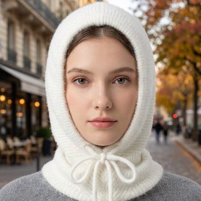 Cagoule Cachemire Blanche portée en extérieur